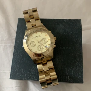 Marc Jacobs Klocka - Klocka i Guld från Marc Jacobs, köpt för något år sedan. I väldigt fint skick :) 