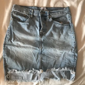 Jeanskjol  - Jeanskjol från Lager 157.                                      Storlek: S.                                                                     Nypris: 150kr