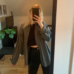 Vintage skjorta - Cool oversize grå skjorta som är köpt vintage. Storlek xl men skulle mer säga m, sitter väldigt snyggt på! Använd men i väldigt bra skick💞