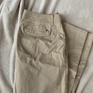 TommyHilfiger Chinos - Jättefina beige chinos från Tommy Hilfiger, storlek US6, passar som en M. 