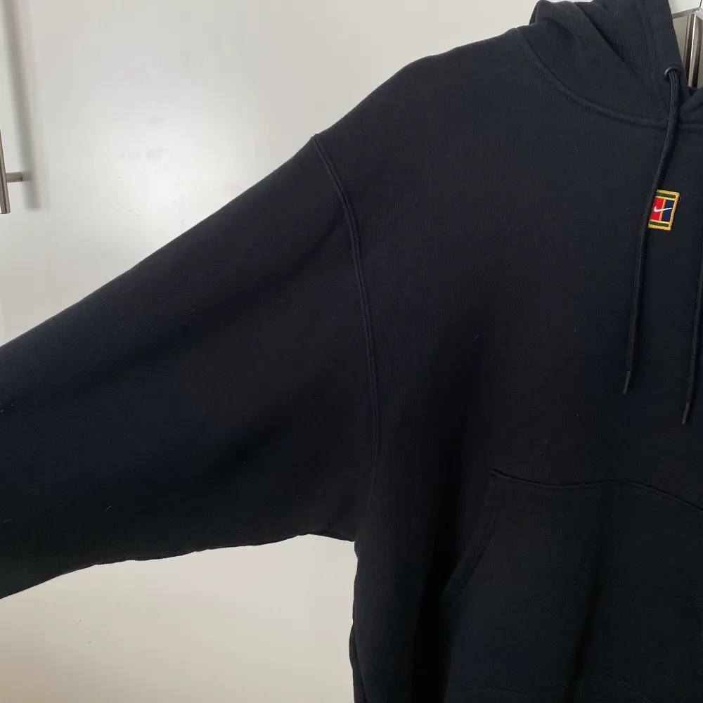 En superfin svart Nike hoodie med en lite mer ”ballong” ärm. Även lite halvcroppad. Knappt använd därför i nyskick, säljer pga för liten storlek. Originalpris; 579kr     Säljer för 100kr+frakt. Hoodies.