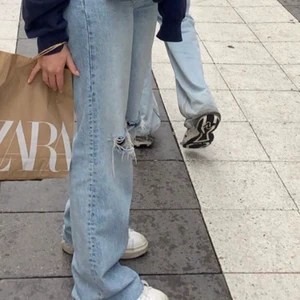 Zara jeans  - Blåa jeans med hål. Så fina till sommaren. Köptes för 399kr💕