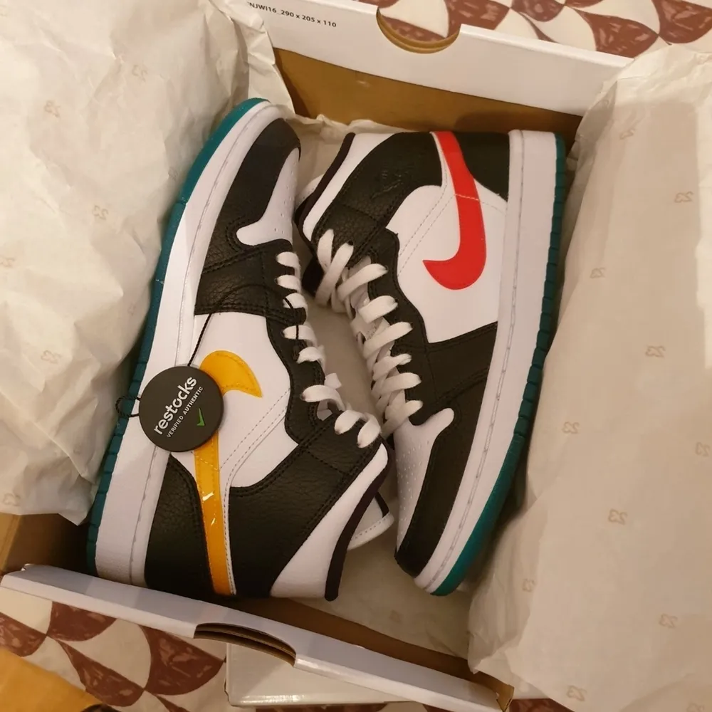 Jordan 1 alternate swoosh i storlek 36.5, passar 37 galant. Är lite creasade. Går på 2,7 på restocks. Passa på o köp 🔥🔥. Skor.