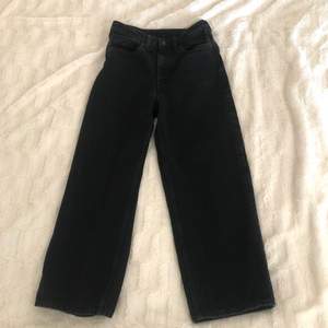 Svarta jeans från Monki i strl 25. Modellen är Yoko cropped, använda fåtal gånger men tyvärr lossat lite färg när man tvättat. Säljer då jag inte tycker om passformen, köpta för 400 och köparen står för frakt!
