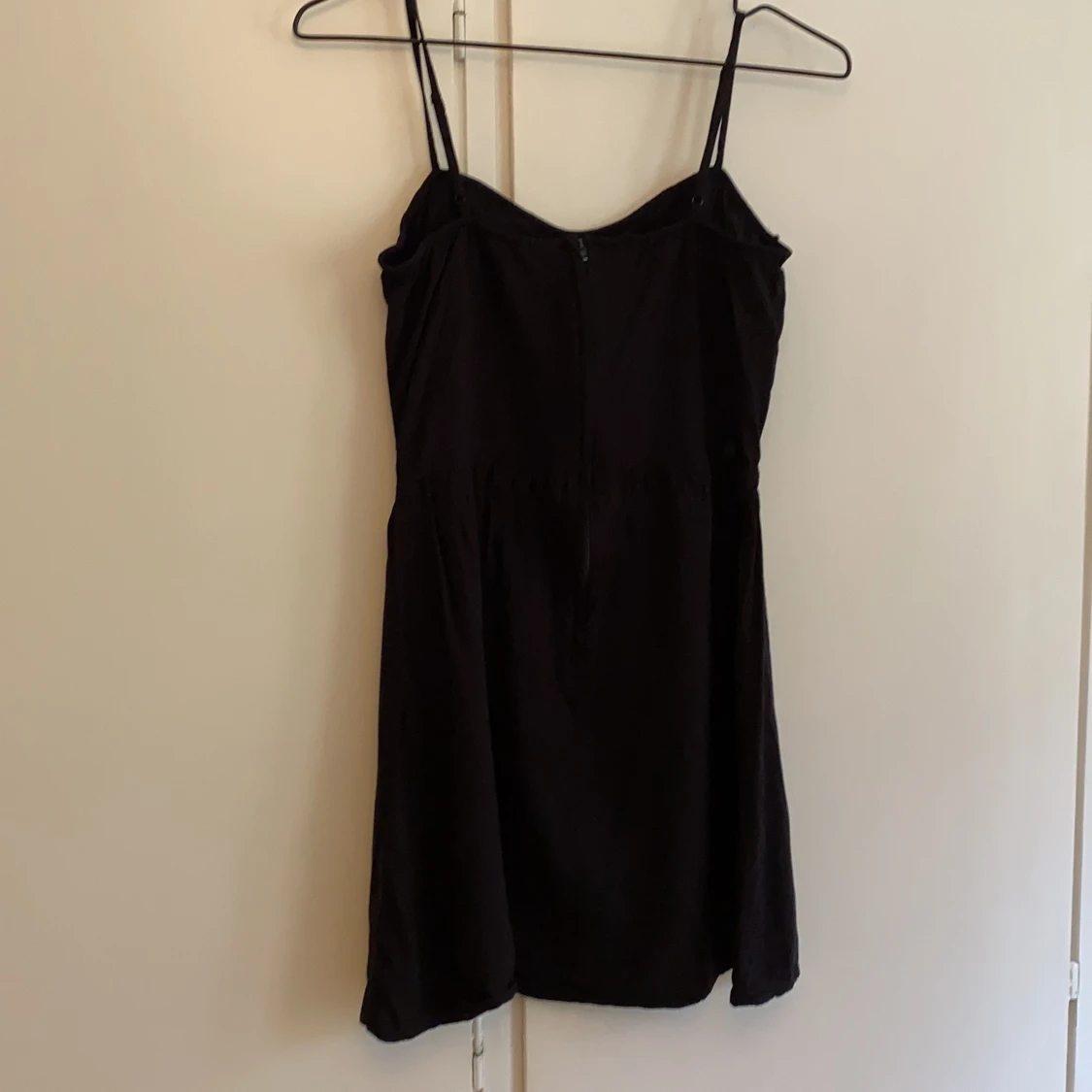 Svart klänning med utskurna trianglar  - 91