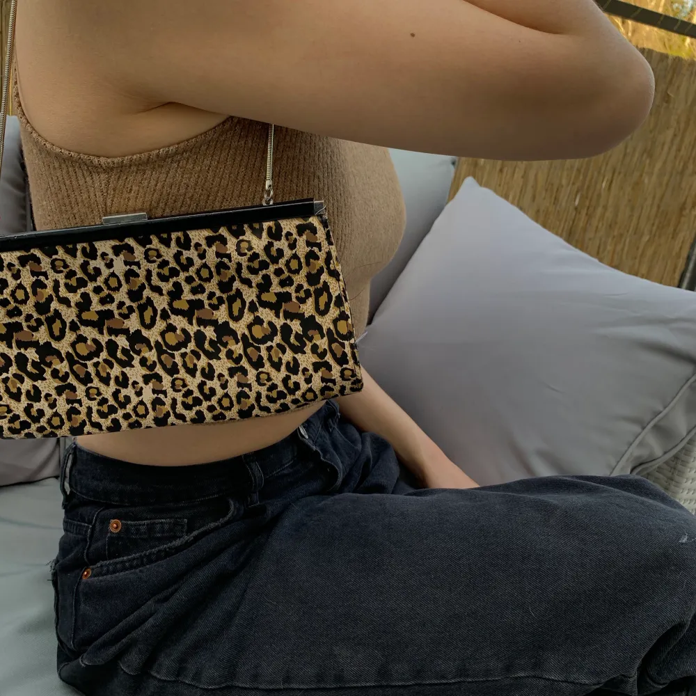 Snygg Leopard väska , rymlig och väldigt cool att styla med ! Kan mötas upp eller frakta ! ❤️ . Accessoarer.