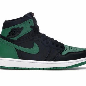 Jordan 1 retro High pine green black - Har dom inne i stl 36-47 hör av dig om du är intresserad🥰
