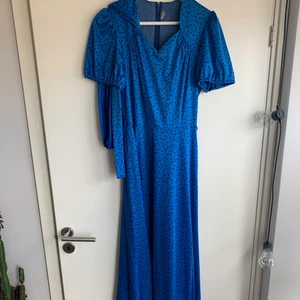 Klänning - Säljer denna vackra klänning köpt på secondhand. Man knyter den i midjan med band. Kommer ej till användning.