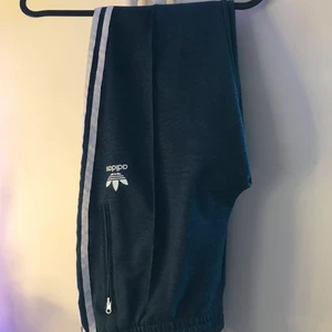 Adidas byxor strl M/S - Ett par snygga marin blå byxor från adidas.. sitter mellan tajt och man kan dra till i midjan(köpare står för frakt)💕
