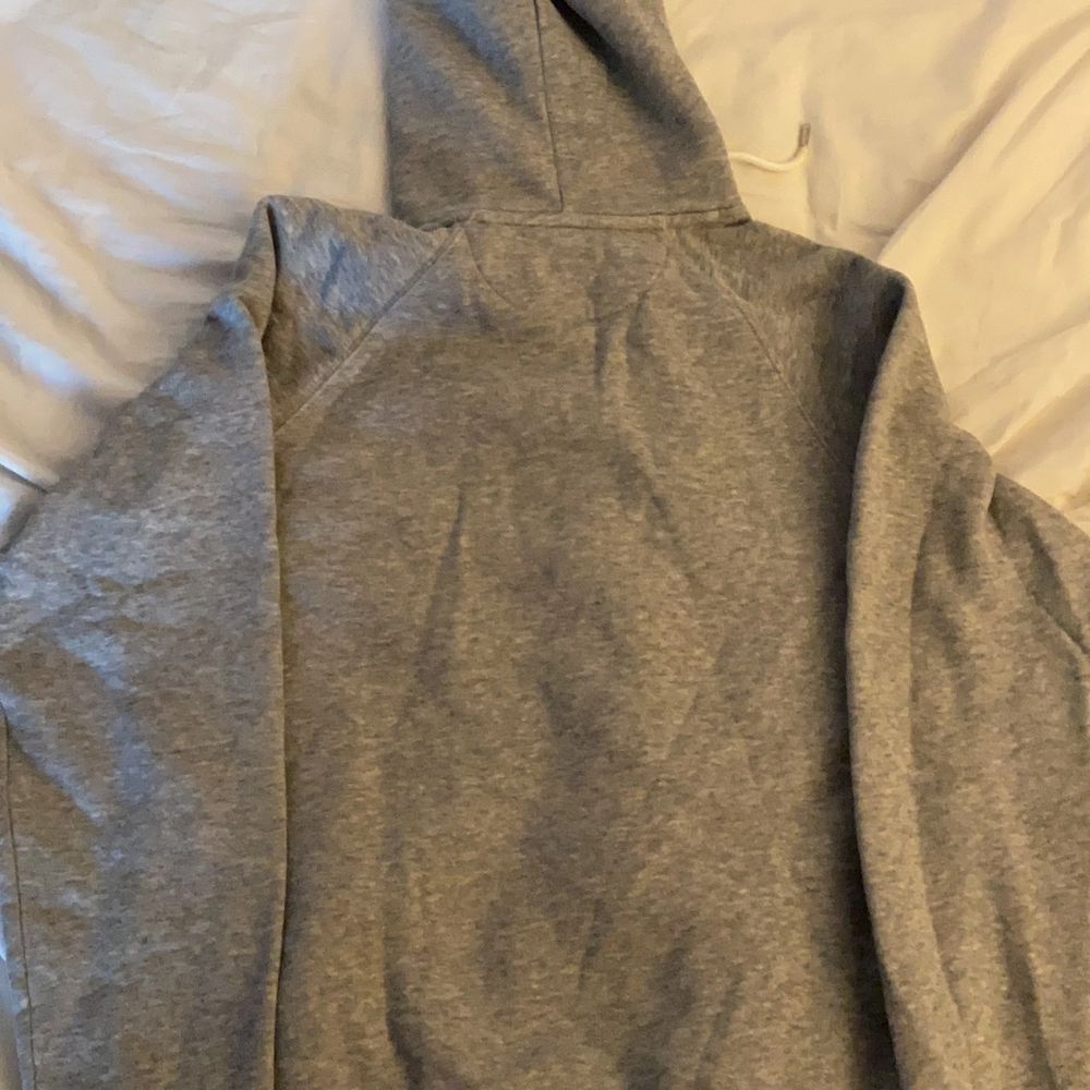 Säljer en grå GANT hoodie som aldrig är använd. Köpt för 1000 kr så säljer den för 449 kr vilket är en bra deal. Är otroligt mjuk och bra kvalitet!!. Huvtröjor & Träningströjor.