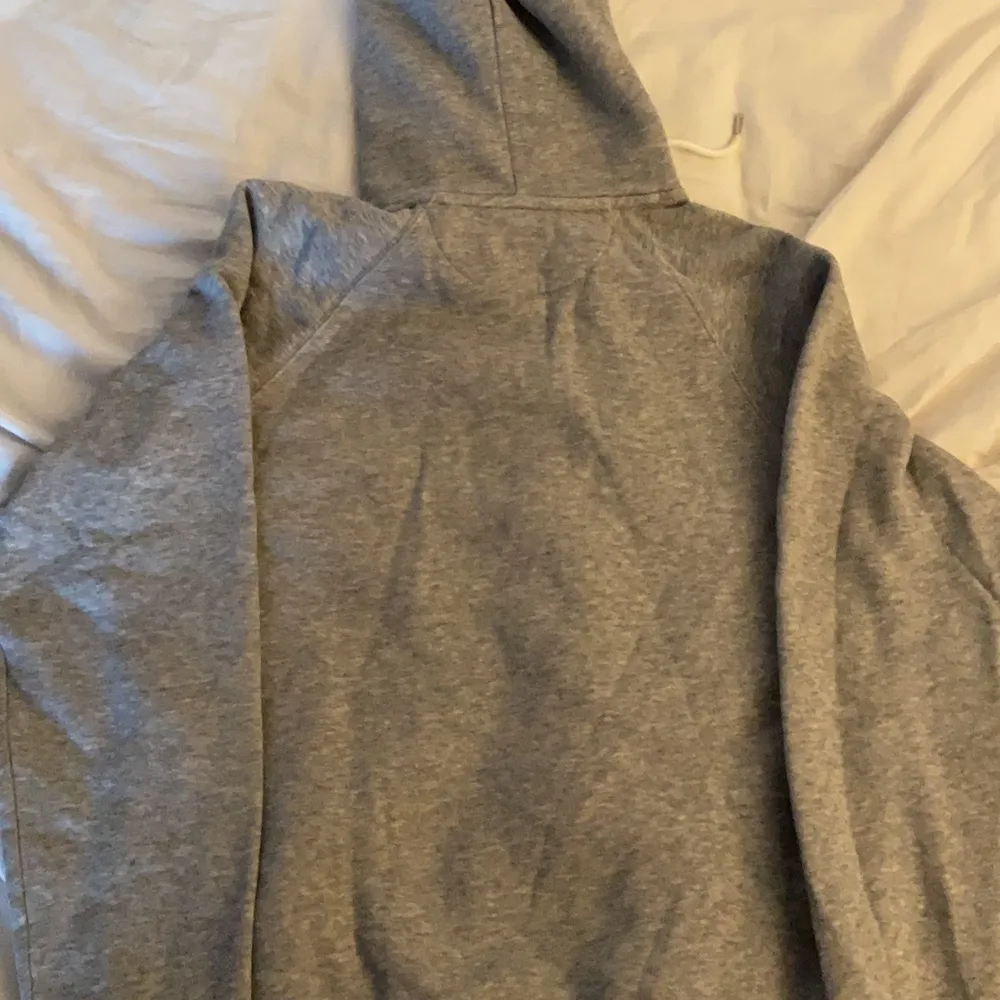 Säljer en grå GANT hoodie som aldrig är använd. Köpt för 1000 kr så säljer den för 449 kr vilket är en bra deal. Är otroligt mjuk och bra kvalitet!!. Hoodies.