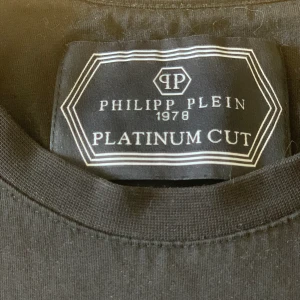 Phillipp Plein t-shirt  - Phillipp Plein t-shirt platium cut. Bra skick, använd ett par gånger. St L 