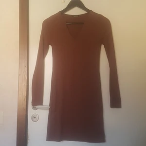 brun Klänning i storlek S. EU38 - Mini klänning i brun färg . Tunn material. Fin för sommar i bra skick. Haft en gång.