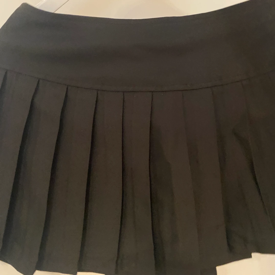 Svart banned mini kjol - 90