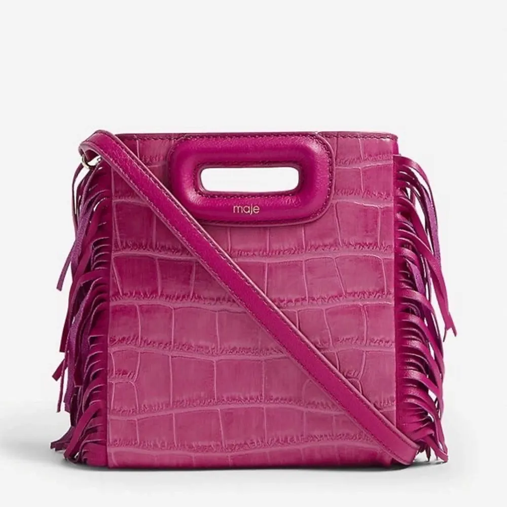 Hej!! Säljer min coola maje väska som är knappt andvänd, i en super härlig rosa färg så fin till sommaren💓💓💓små slitningar på baksidan men det syns knappt. Accessoarer.