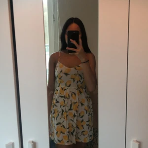 Citron klänning 🍋 - Sjukt söt klänning med citroner på, köpt på HM och använd fåtal gånger så i fint skick fortfarande. Syns inte att den är använd innan, justerbara band & frakten ingår. Storlek 34🍋🍋🍋