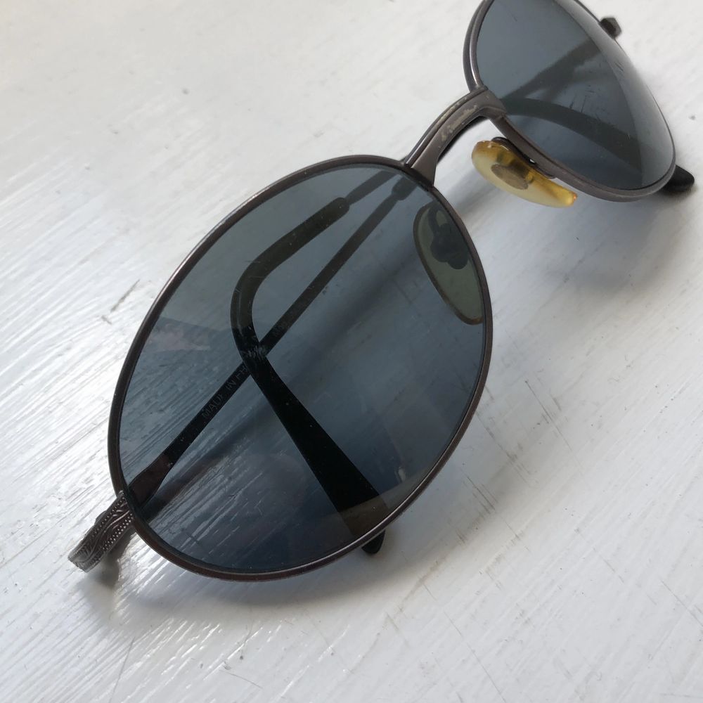 Coola solglasögon med äkta 90s-känsla. Helt ok skick med en del repor, säljes därför billigt. Priset är inkl frakt.. Accessoarer.