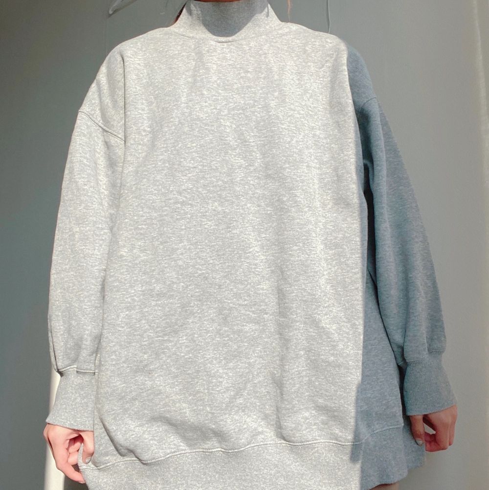 säljer en oversized grå sweater!! kommer dessvärre inte till särskilt stor användning 🥺 men supermysig!. Huvtröjor & Träningströjor.