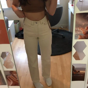 Beiga Jeans - Jag säljer dessa beiga jeans eftersom de aldrig kommer till användning. Köpte dem för 500kr och säljer de du för 200. Jag har bara använt den max tre gånger. 