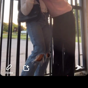 Mörkblå Mom jeans  - Ascoola mom jeans som trendar!💕dom har varit mina favvisar under en lång tid men har köpt nya så dom kommer inte till användning längre :( iallafall så är dom från zalando💓 dom är i storlek xs