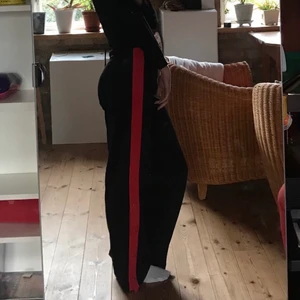 Byxor - Byxor från Zara som jag vuxit ifrån. Knapparna är lite slitna men annars är de i bra skick. Kunden står för frakt❤️