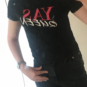 25kr - Gullig t shirt från hm i storlek xs på den står det yas Queen och färgen på den är svart, aldrig använd bara provad 25kr+ frakt 24😊