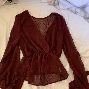 Oanvänd topp från shein  - Snygg topp från shein, säljer då den inte kommer till användning, mer mörkröd i verkligheten. 