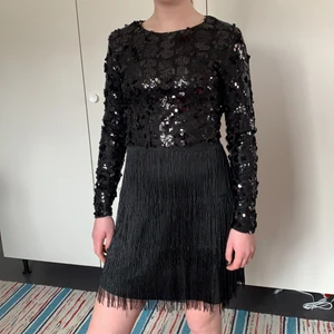 Klänning från Nelly  - Paljettklänning från Nelly med fransar storlek 36, använd bara en gång. Pris går att diskutera vid snabb affär 