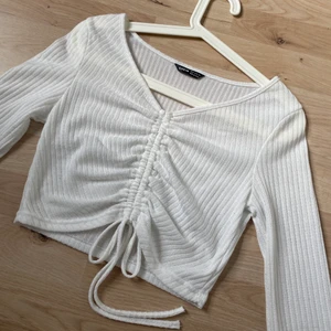 Långärmad crop top - Säljer en jättefin tröja ifrån Shein, är bara använd 1 gång då den va för liten för mig. Den sitter mer som en S. Du står för frakten.