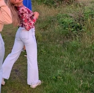 Ljusblå jeans  - Säljer dessa underbara jeans från & Other stories! Dessa har flera knappar framtill, så som Levis och många andra jeans har! Perfekt passform och tvätt men tyvärr har de blivit för små! I storlek 26/XS! Buda på och hör av er om ni har fler frågor! 💓