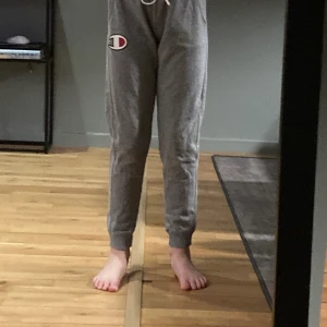 CHAMPION MYSBYXOR XS - Säljer mina välbevarade mysbyxor av märket Champion mellangrå i storleken XS. 