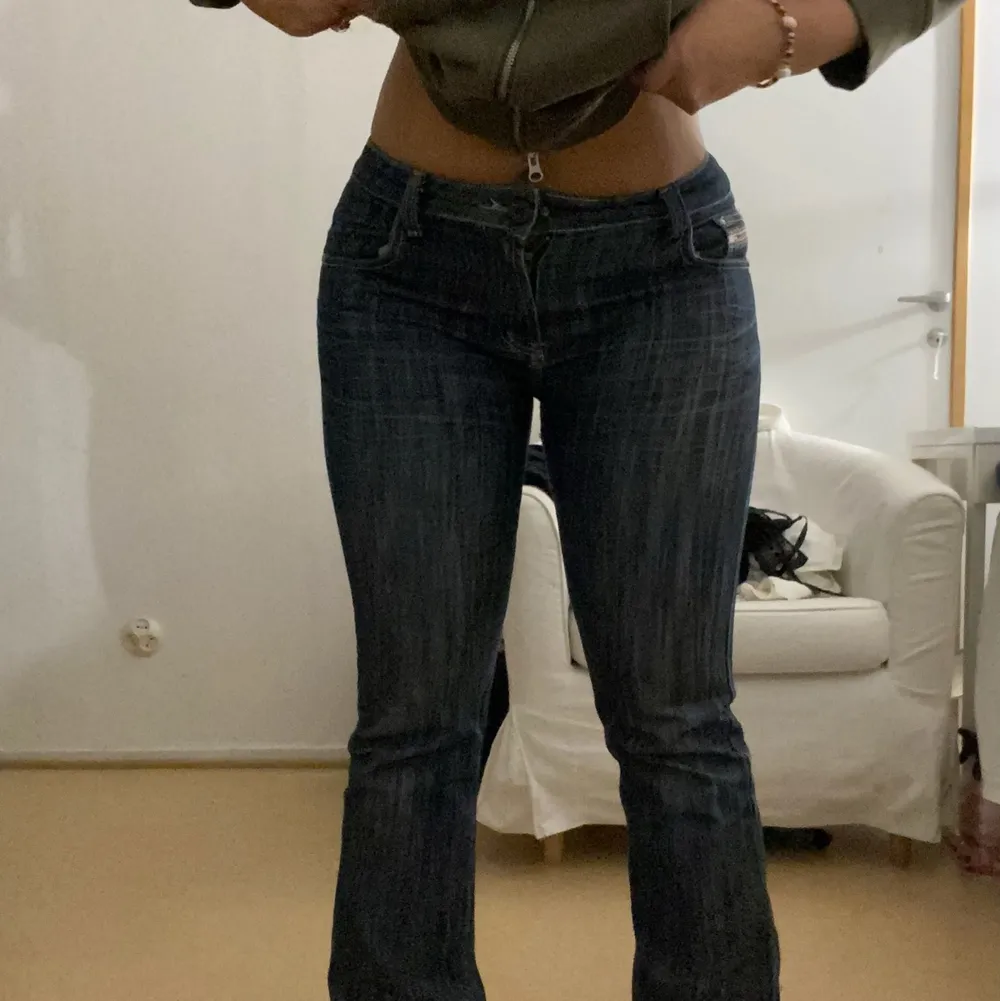 Lågmidjade y2k straightleg jeans, är inte 100 på att jag vill sälja dessa så säljar endast vid bra bud💕Strl 50, men små i storleken och motsvarar en strl 38-40 . Jeans & Byxor.