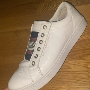 Tommy hilfiger skor storlek 41 - Hej jag säljer mina skor för att de blev större på mig har använt de några gånger bara de är mycket bekväma Priset kan diskuteras!!