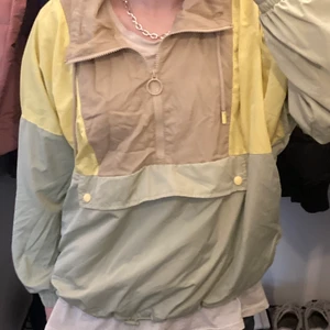 Färg glad windbreakee -  minsta bud på 120kr,  Fin windbreaker i fina färger håller dig varm men inte för varm