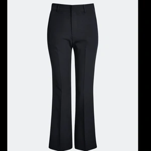 Kostymbyxor - Svarta kostymbyxor från Bikbok. Sitter så fint! Knappt använda. Priset är INKLUSIVE frakt! Nypris: 399kr!