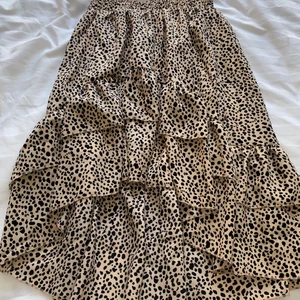 Lång volangkjol  - Fin långkjol, i fint mönster! Väldigt skönt material. Sitter perfekt. Passar perfekt nu i vår och inför sommar🤍