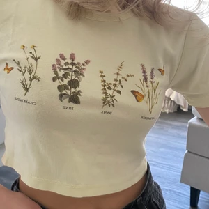 Gul crop top - Crop top i ljusgul med växter på, köpt för ett par år sedan på Urban outfitters men endast använd ett par gånger. Storlek S men skulle säga att den är relativt liten i storlek. Bara att höra av sig om man har frågor ❤️ köparen står för frakten