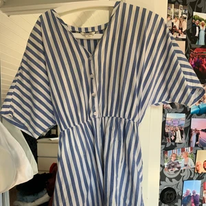 Randig Jumpsuit - Jumpsuit från Monki i tunt material. Bekväm och luftig. Använd men i fullgott skick. Är sval och skön i materialet!!