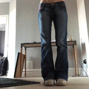Jeans  - Super coola lågmidjade bootcut jeans i jätteskönt material  med en ”tramp stamp” på baksidan.                                     Jag är ganska osäker på storleken passar mig som vanligtvis har 24-25 men är lite stora i midjan så skulle troligtvis passa 26-27 också ❗️det är många intresserade så det blir budgivning i kommentarerna till 11:30 imorgon❗️