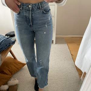 Säljer dessa snygga jeans med lite slitningar🤩 De är använda ett fåtal gånger därav nästan som nya! De är lite tighta på mig då jag vanligtvis har 36 i byxor.