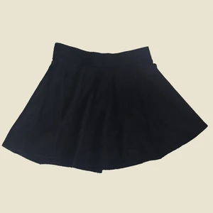 Cirkelkjol - 🌟 Nedsatt pris, doneras snart!🌟 Klassisk cirkelkjol. Stretchig. Dragkedja bak. 🪞5/5 skick. 