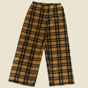 Rutiga byxor  - 🪞Gulrutiga byxor. Croppade och vida ben. Resår i midjan. 🪞5/5 skick. 