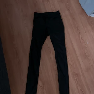 Lackbyxor  - ett par lack/skinnbyxor från veromoda, de är knappt använda och i fint skick, sitter fint💓