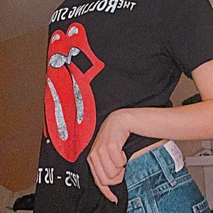 𝕿𝖔𝖚𝖓𝖌𝖊 𝖘𝖍𝖎𝖗𝖙 - Köpt 2017! Storlek-M. Buda från 50 kr! 