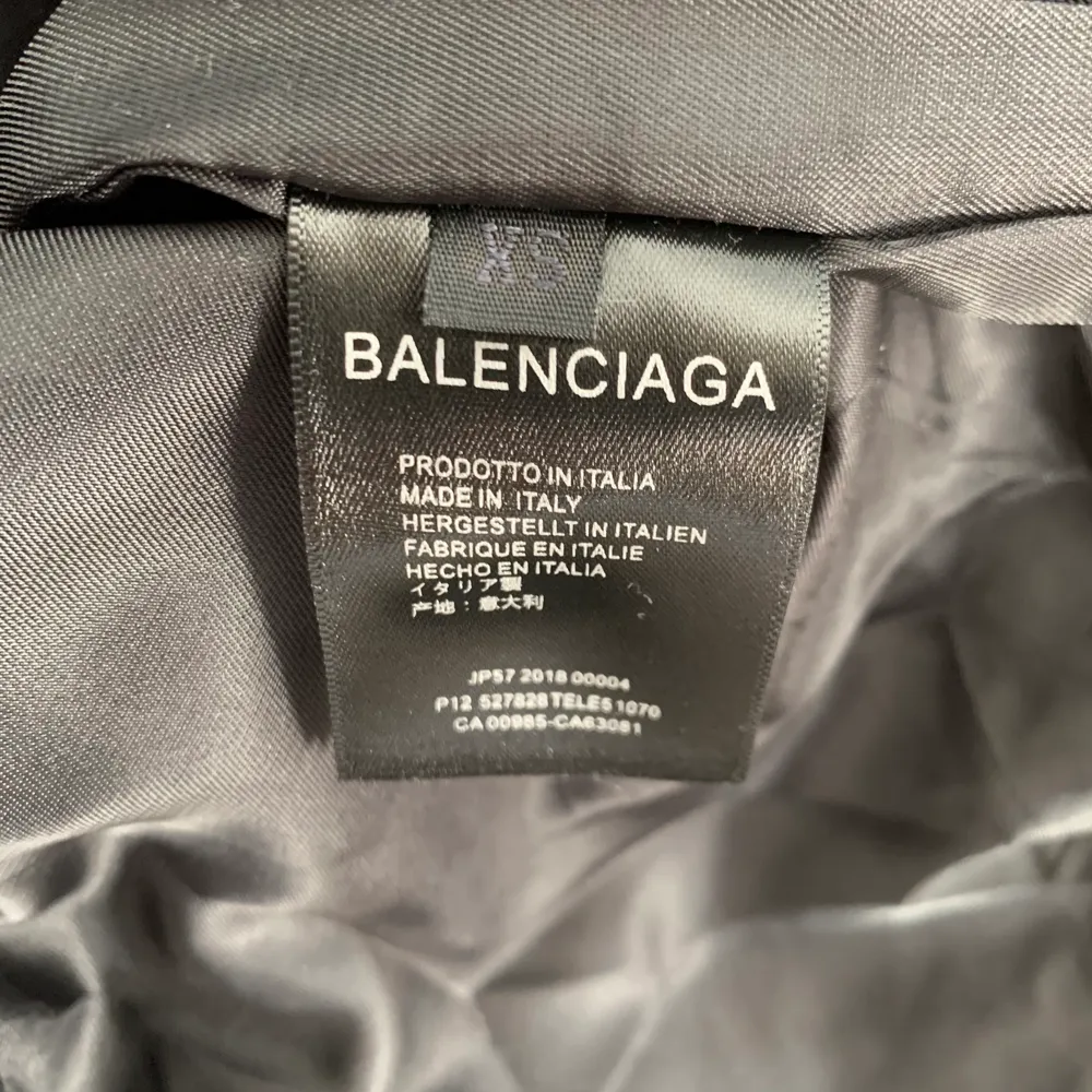 Svart jacka från Balenciaga storlek XS men är oversize. Skickas gärna!. Jackor.