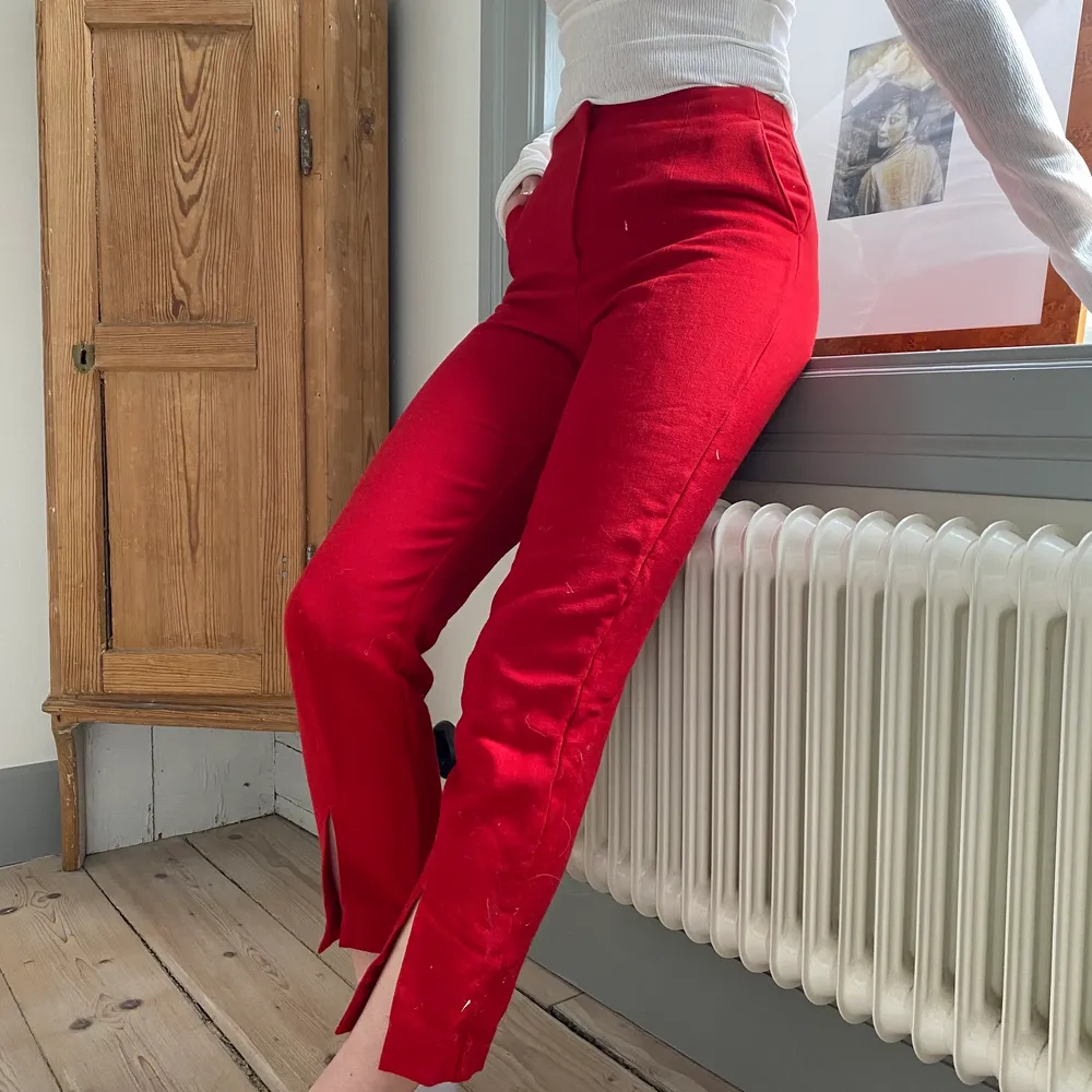 Säljer fina hm studio byxor i röd ull med en slits, dem är tyvärr för korta för mig som är 1,75 men jättesnygga till sommaren. Frakt ingår i priset💗 möts inte upp. Jeans & Byxor.