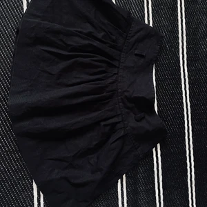 Svart kort kjol - Från Zara, kortkort. Bra skick. Man kan sätta på ett skärp då det finns flärpar på den. 