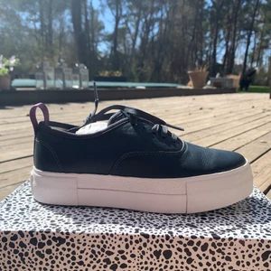 Eytys svart läder - ”Mother” - Säljer ett par helt oanvända (endast testade) Eytys i modellen ”Mother” i läder. Så mörkblåa att jag skulle kalla dem svarta. Storlek 36. Skokartong, dustbag samt vita tillhörande skosnören ingår. Nypris 1800kr. Köparen står för frakt. 