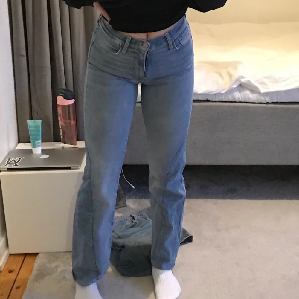 As najs levis jeans som jag sytt ut i benen, boot cut 💞 25/31✨ väldigt stretchiga men tyvärr på gränsen till för små för mig som har 27/32! skriv för fler bilder eller om du har någon fråga💙. Jeans & Byxor.