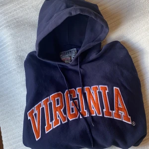 Vintage Virginia hoodie  - Säljer denna lite oversized vintage college hoodien. Prefekt passform och så snygg men har tyvärr inte kommit till andvändning. Bra skick. Köparen står för frakten:) 